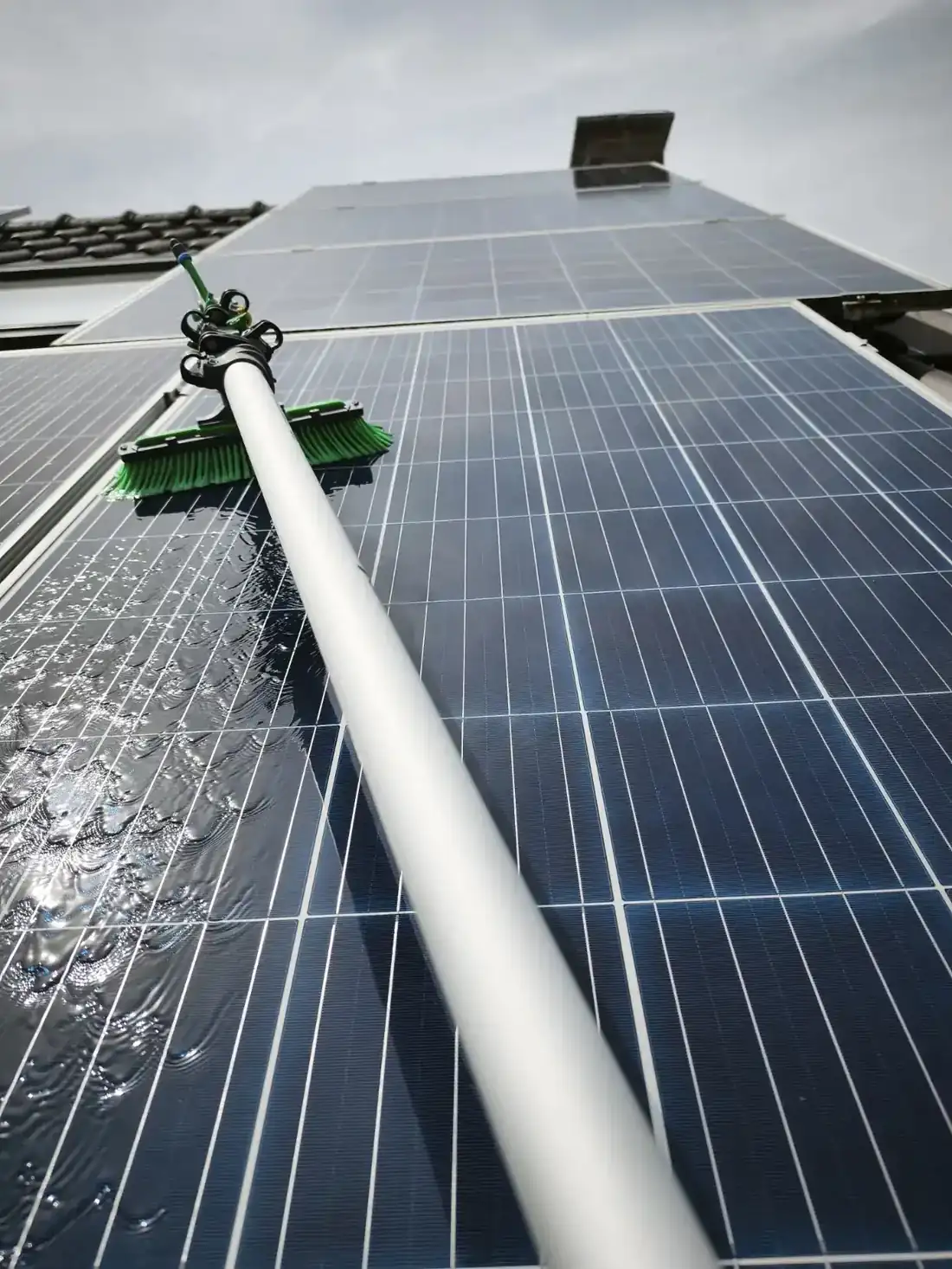 Brosse douce et eau pure osmosée pour le nettoyage de panneaux solaires photovoltaïques à Lobbes en Hainaut