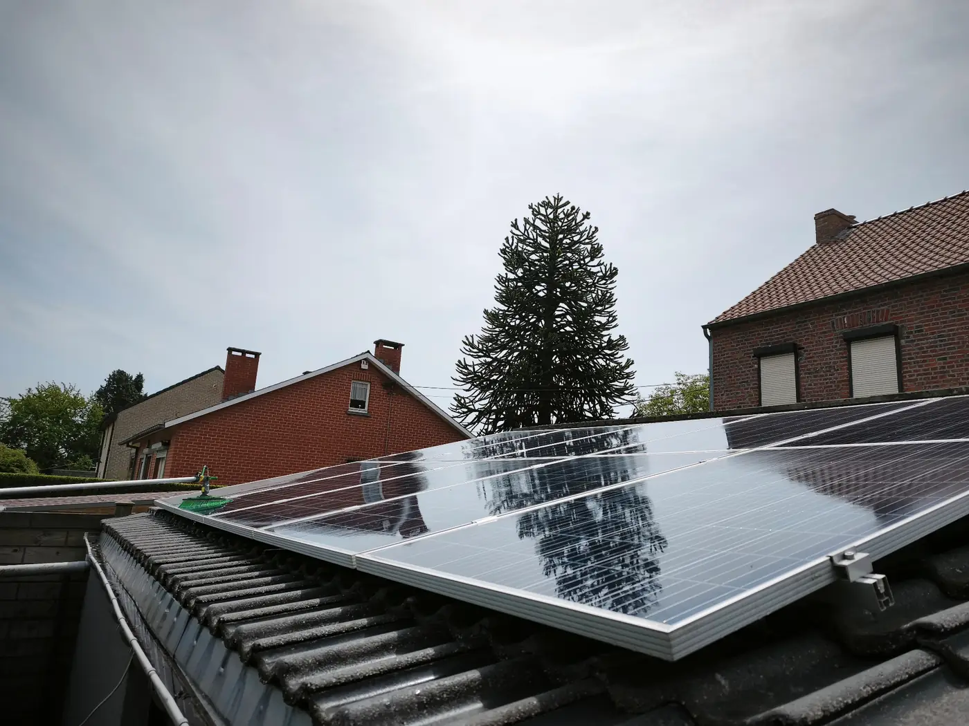 Chantier réel de nettoyage de panneaux solaires sur toiture en tuiles dans le Brabant Wallon
