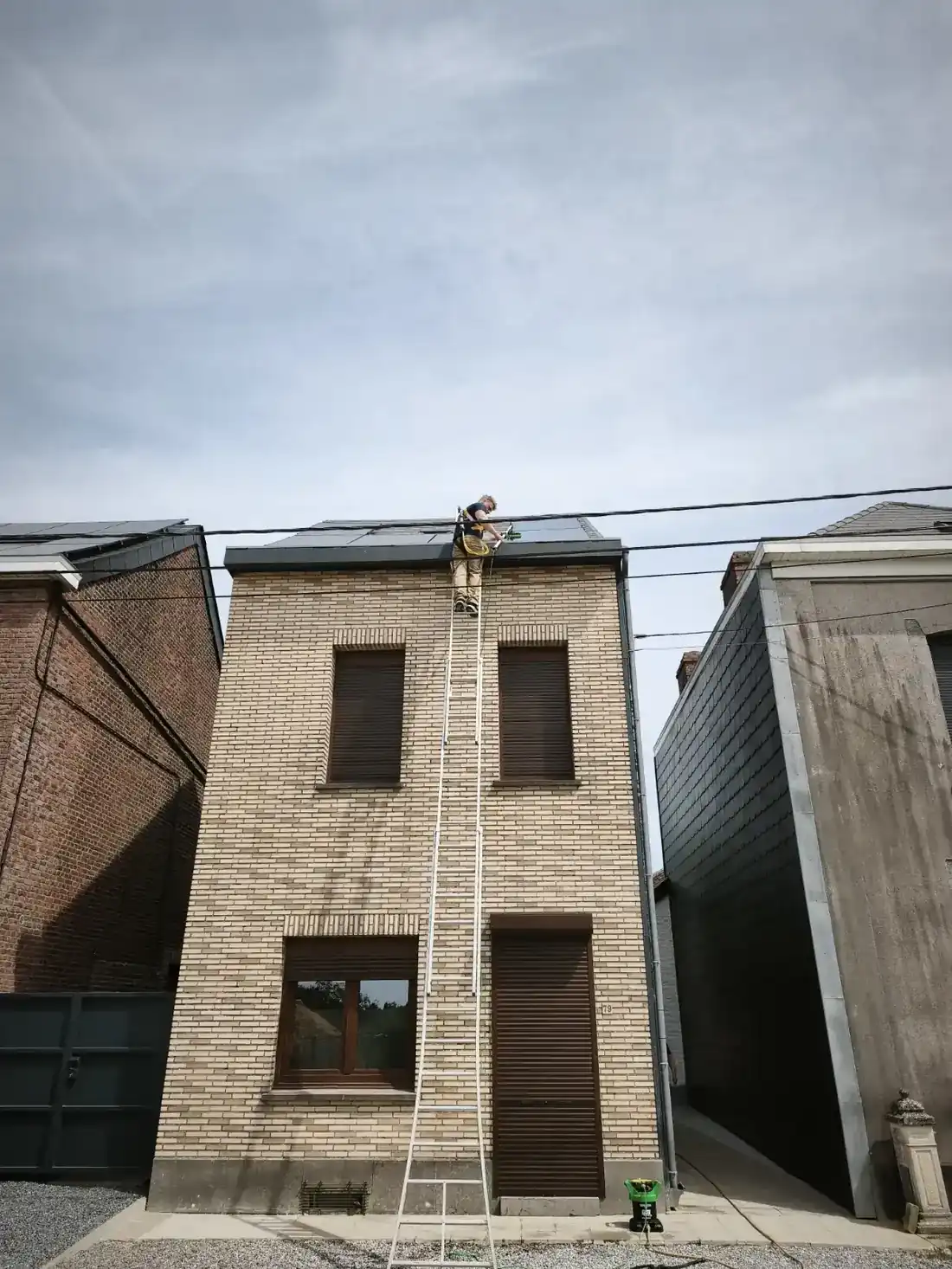 Vue aérienne d'un village wallon avec maison équipée de panneaux solaires - zone d'intervention Vitro Solar Clean