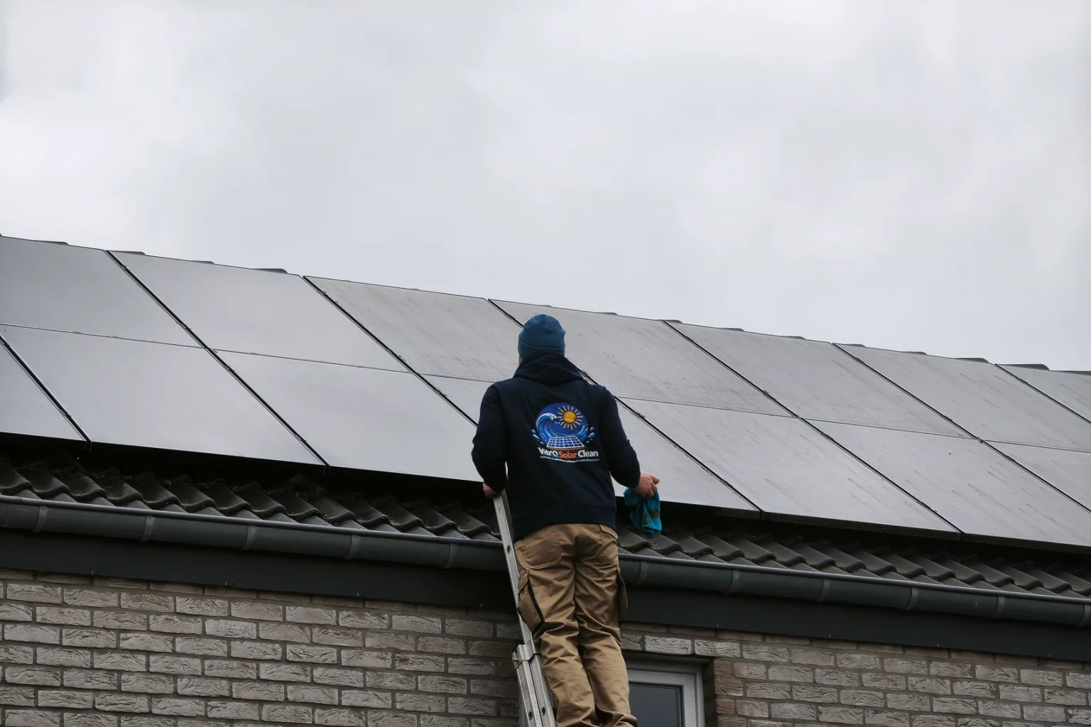 Nettoyage de panneaux solaires dans l'arrondissement de La Louvière, comparaison avant après par Vitro Solar Clean