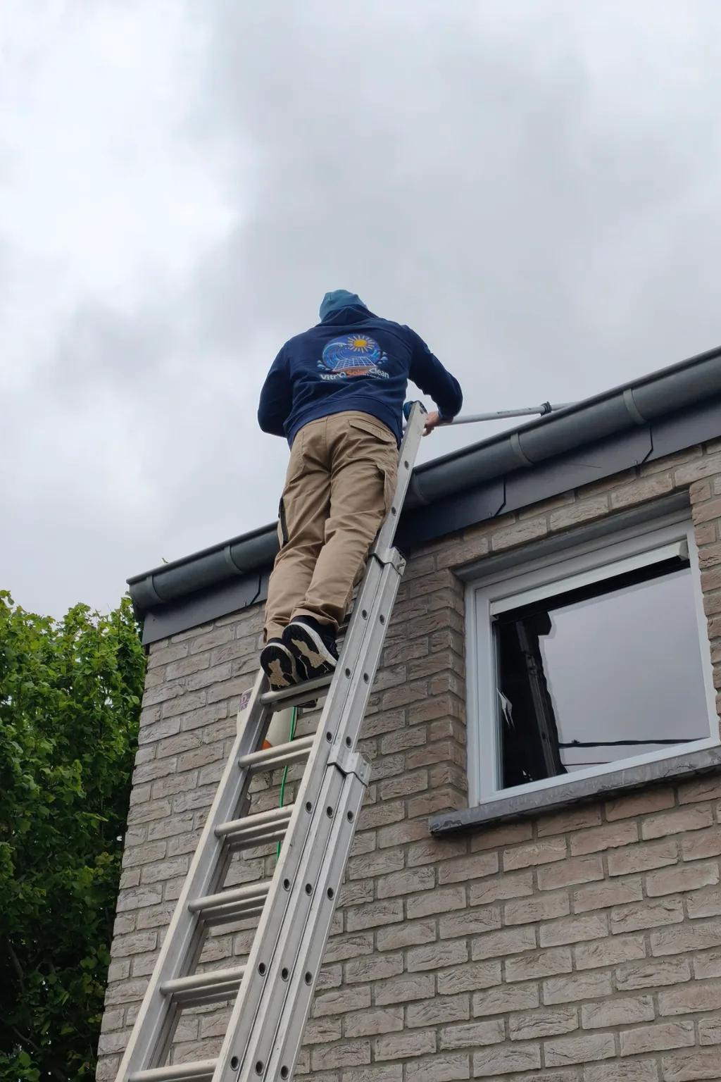 Matériel professionnel Unger et perche carbone pour le nettoyage de panneaux solaires dans l'arrondissement de La Louvière