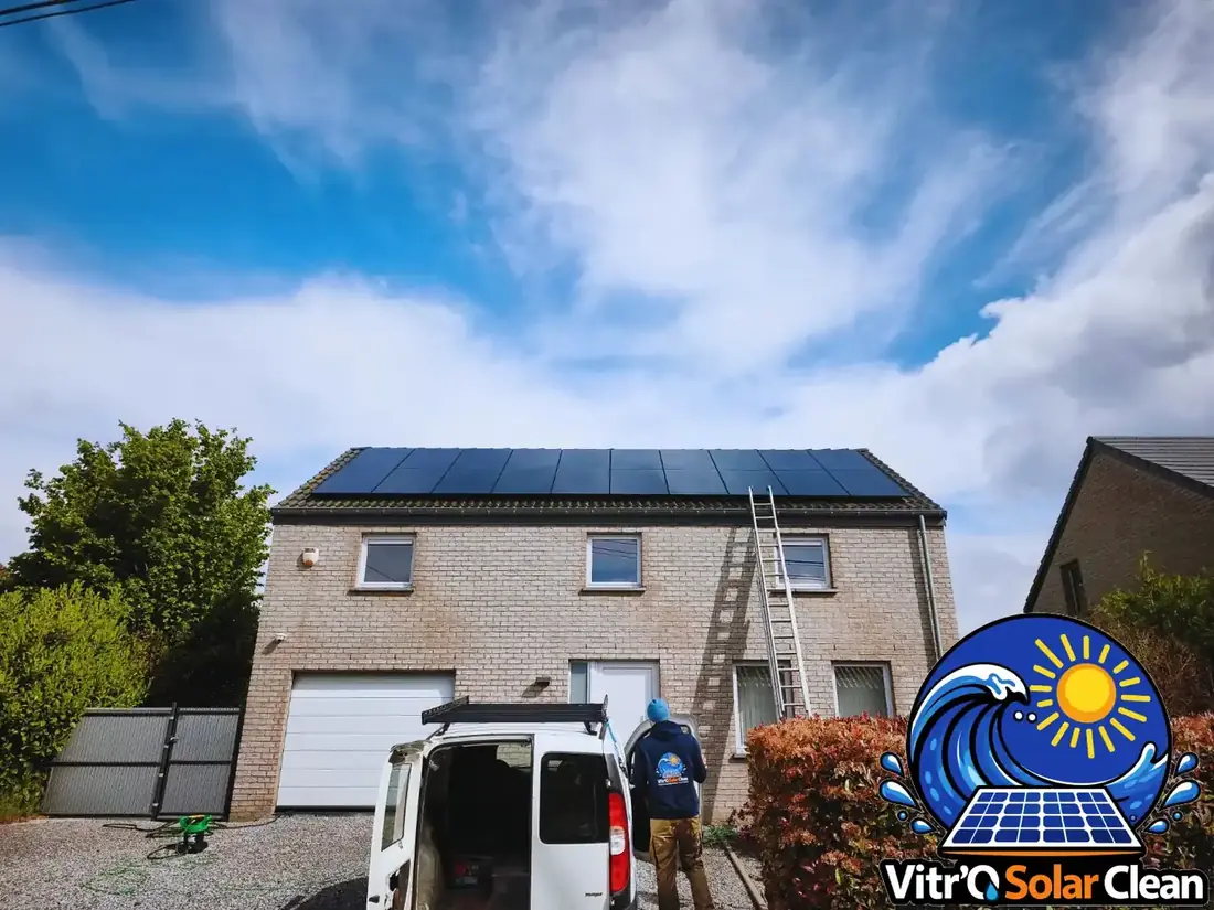 Nettoyage professionnel de panneaux solaires photovoltaïques en Belgique avec perche télescopique et eau pure osmosée