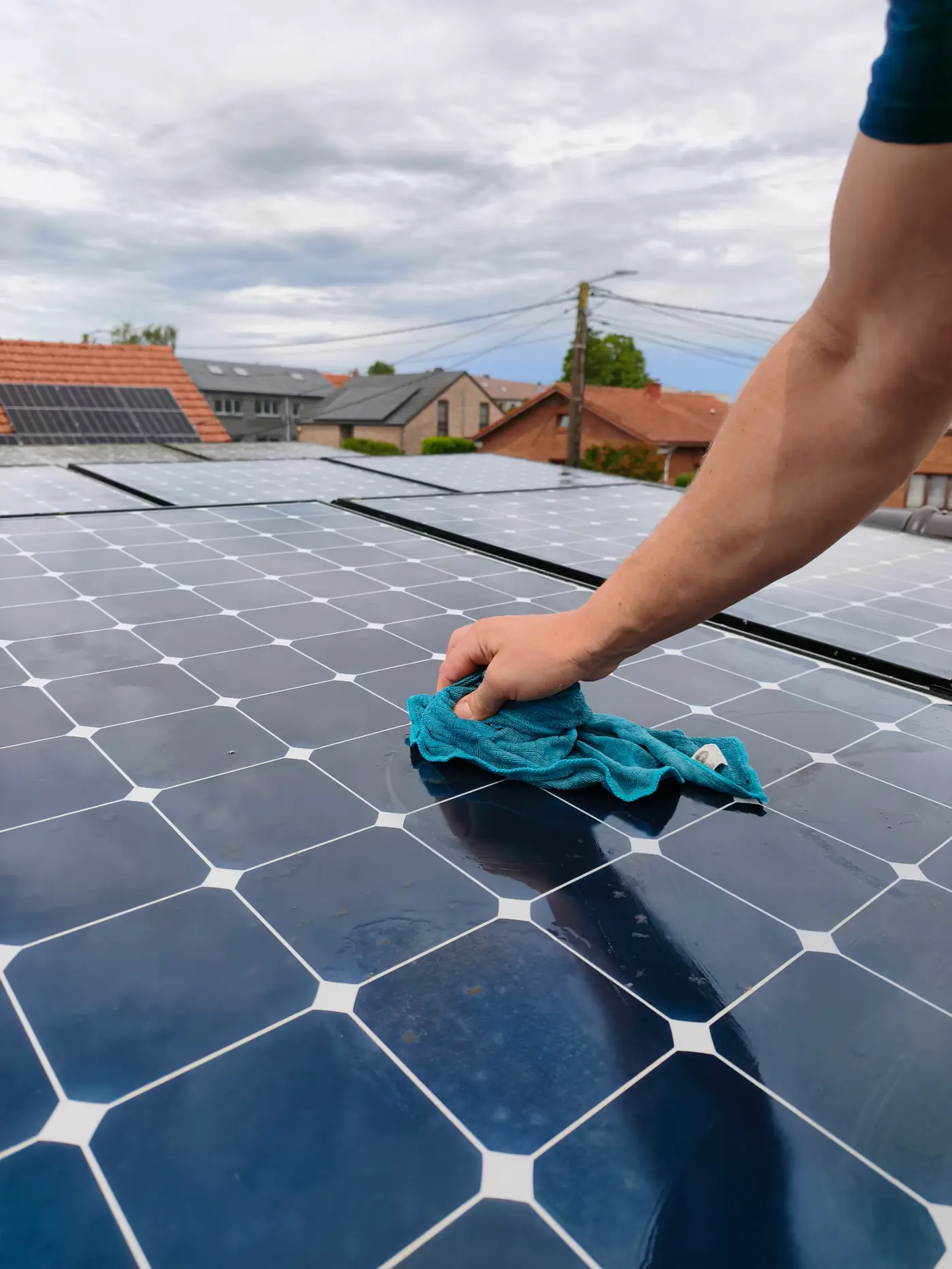 Finition microfibre sur panneaux solaires fraîchement nettoyés dans le Hainaut