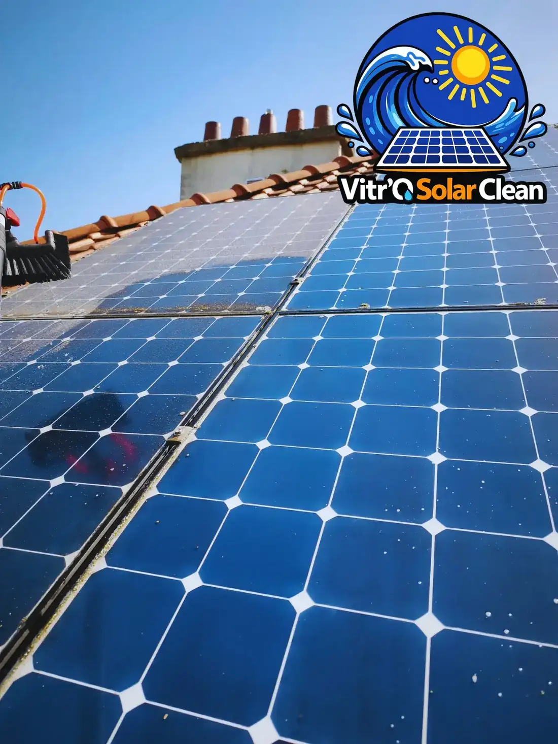 Nettoyage de panneaux solaires à Limelette dans le Brabant Wallon avec logo Vitro Solar Clean visible