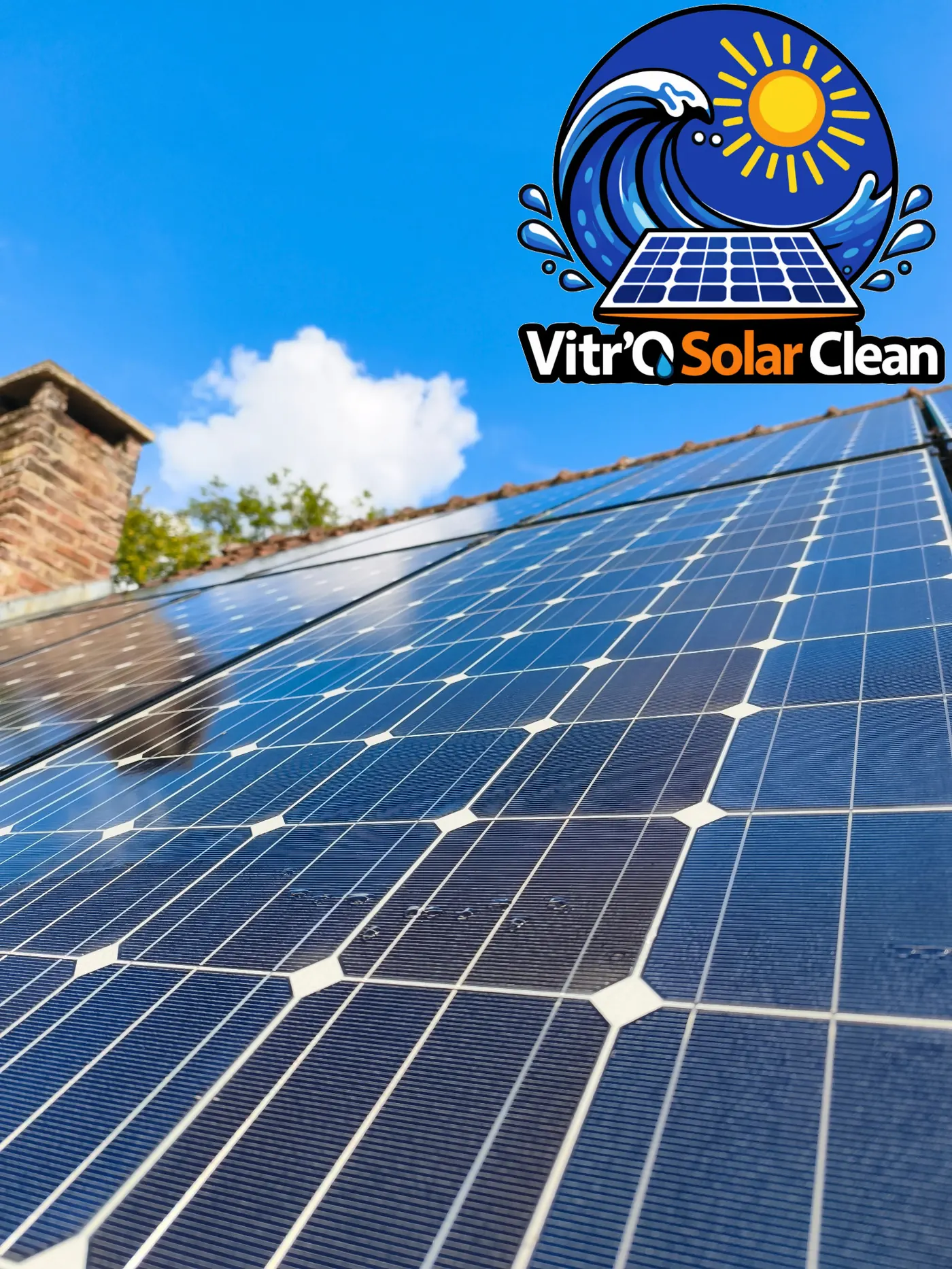 Détail rapproché de panneaux solaires fraîchement rincés à l'eau pure à Loverval, gouttelettes visibles sur la surface propre
