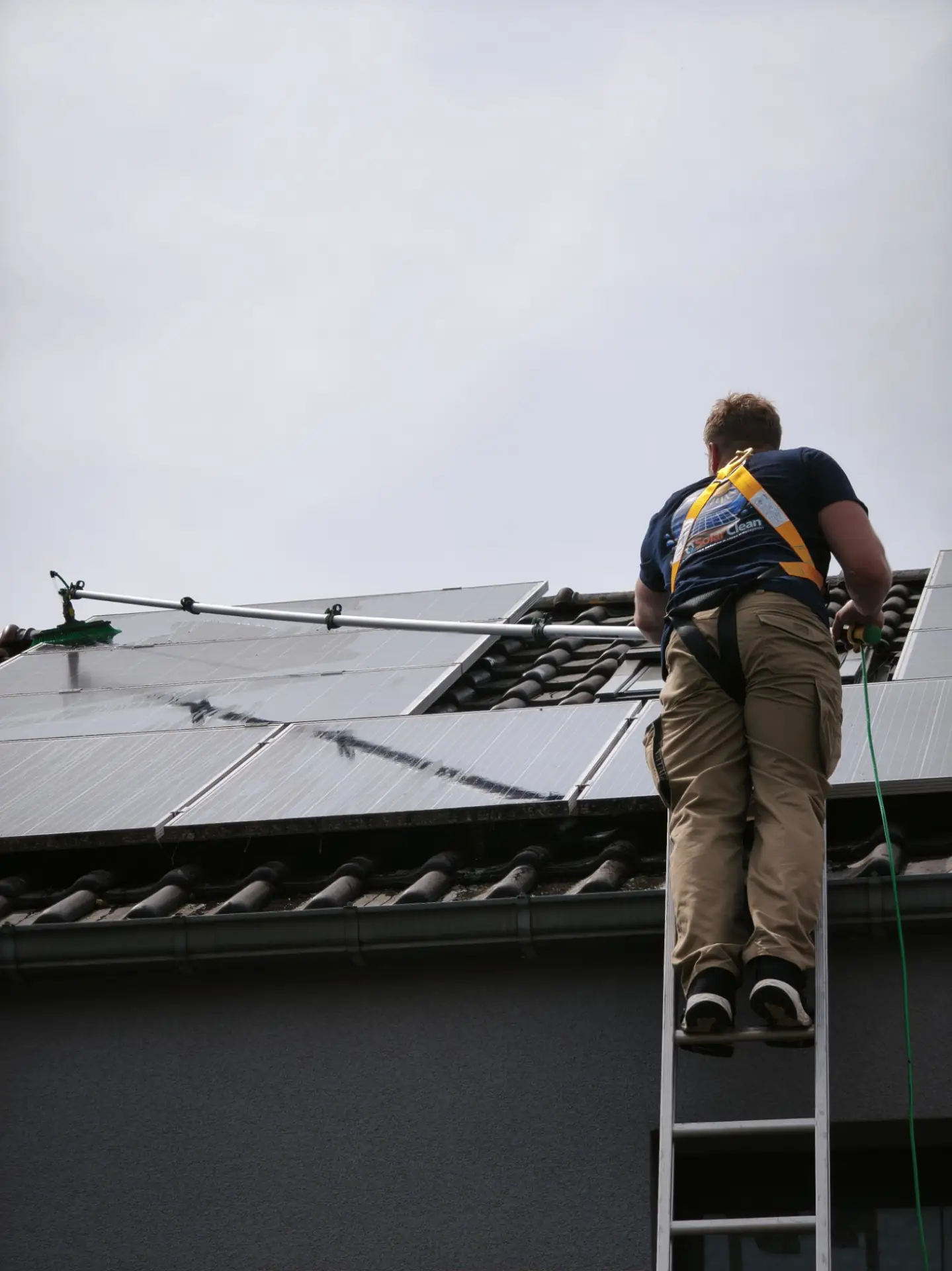 Nettoyage professionnel de panneaux solaires dans le Hainaut