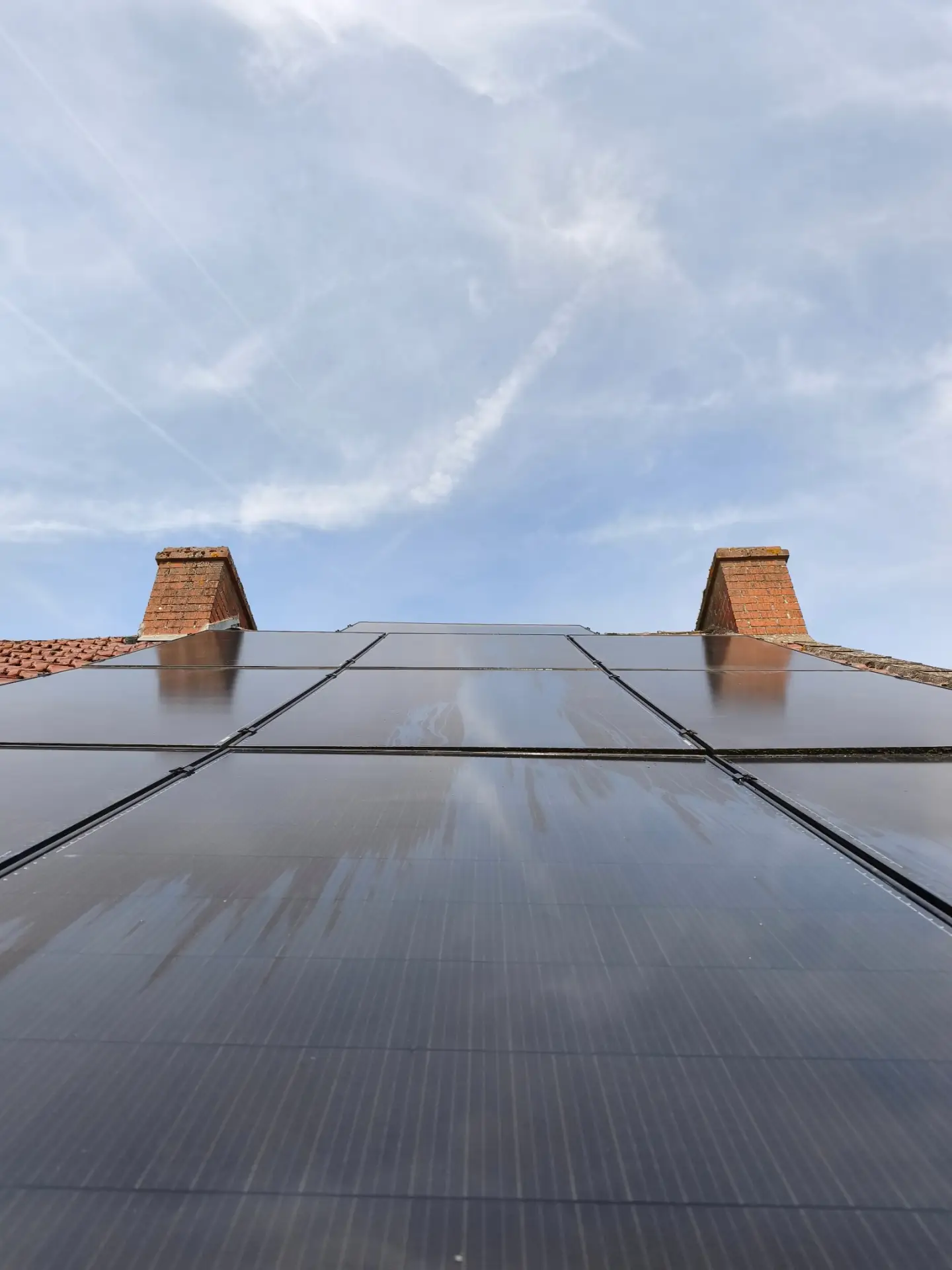 Panneaux solaires à Erquelinnes après nettoyage, modules propres avec reflet net du ciel