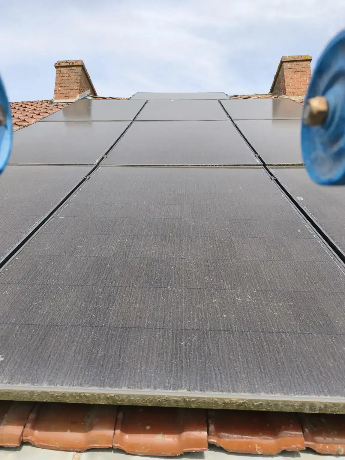 Panneaux solaires à Erquelinnes avant nettoyage, voile de salissures et dépôts visibles sur les modules photovoltaïques