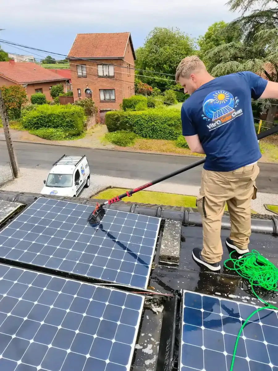 Matériel professionnel Unger utilisé par Vitro Solar Clean : osmoseur HydroPower, perches carbone, brosses douces