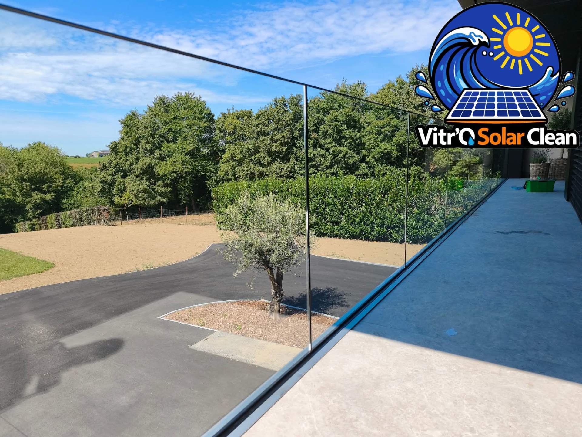 Nettoyage professionnel de vitres extérieures à l'eau pure et perche télescopique en Hainaut